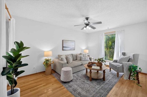 1837 Meadowbrook Drive Se, Airdrie, AB - Indoor Photo Showing Living Room