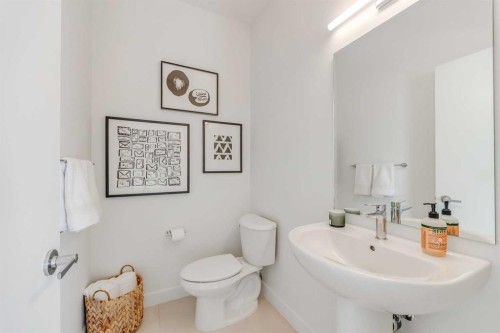839 Belmont Drive Sw, Calgary, AB - Indoor Photo Showing Bathroom