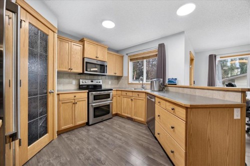 2745 Coopers Manor Sw, Airdrie, AB - Indoor Photo Showing Kitchen