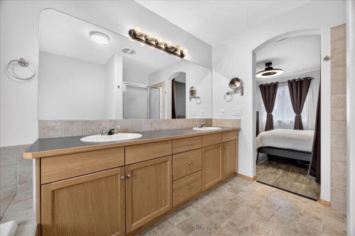2745 Coopers Manor Sw, Airdrie, AB - Indoor Photo Showing Bathroom
