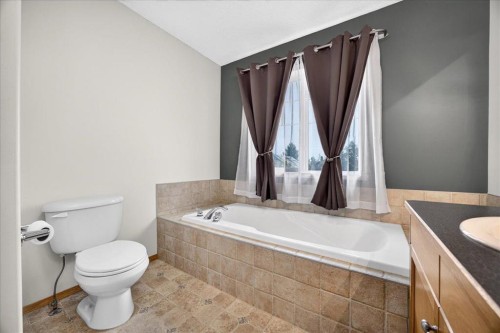2745 Coopers Manor Sw, Airdrie, AB - Indoor Photo Showing Bathroom