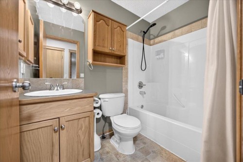 2745 Coopers Manor Sw, Airdrie, AB - Indoor Photo Showing Bathroom