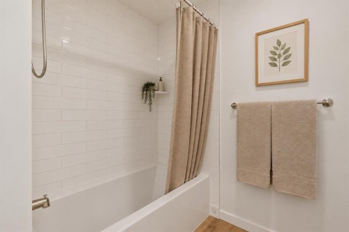 314 Walcrest Way Se, Calgary, AB - Indoor Photo Showing Bathroom