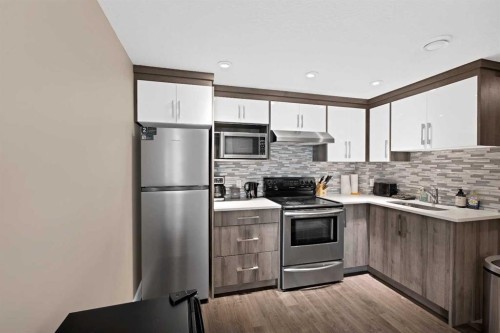 146 Canoe Crescent Sw, Airdrie, AB - Indoor Photo Showing Kitchen With Upgraded Kitchen