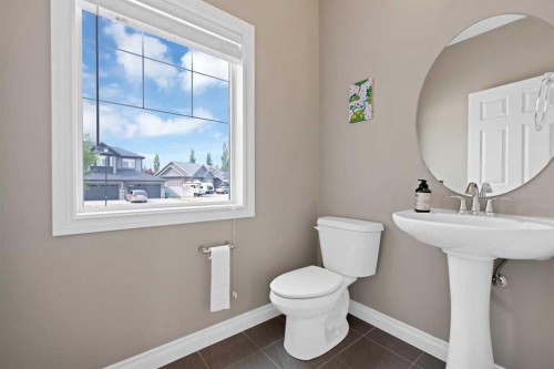 146 Canoe Crescent Sw, Airdrie, AB - Indoor Photo Showing Bathroom