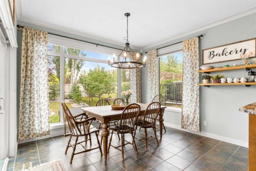 19 Sunset Circle, Cochrane, AB - Indoor Photo Showing Dining Room