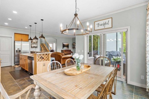 19 Sunset Circle, Cochrane, AB - Indoor Photo Showing Dining Room