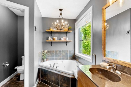 19 Sunset Circle, Cochrane, AB - Indoor Photo Showing Bathroom