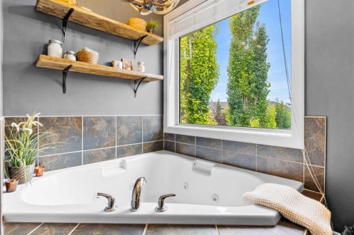 19 Sunset Circle, Cochrane, AB - Indoor Photo Showing Bathroom