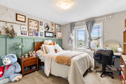 19 Sunset Circle, Cochrane, AB - Indoor Photo Showing Bedroom
