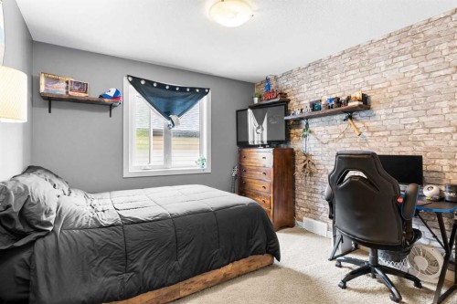 19 Sunset Circle, Cochrane, AB - Indoor Photo Showing Bedroom