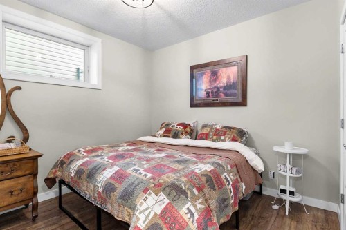 19 Sunset Circle, Cochrane, AB - Indoor Photo Showing Bedroom
