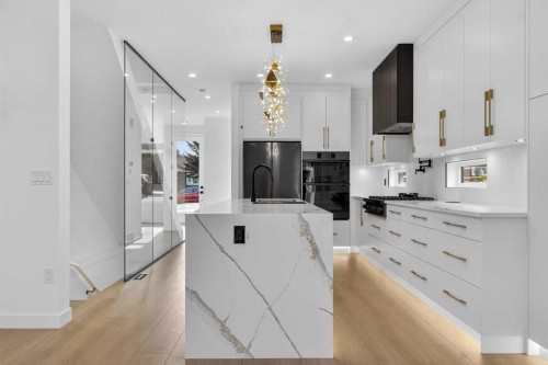 720 52 Avenue Sw, Calgary, AB - Indoor Photo Showing Kitchen With Upgraded Kitchen