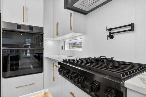 720 52 Avenue Sw, Calgary, AB - Indoor Photo Showing Kitchen