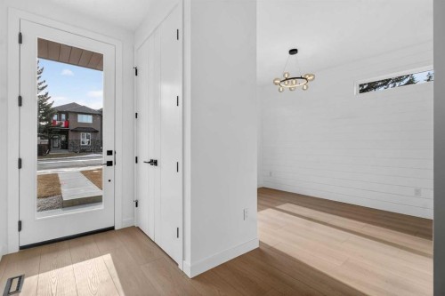 720 52 Avenue Sw, Calgary, AB - Indoor Photo Showing Other Room