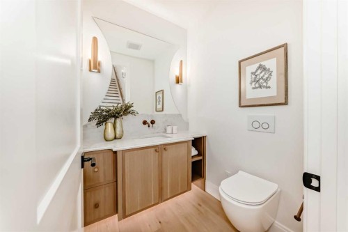 1612 49 Avenue Sw, Calgary, AB - Indoor Photo Showing Bathroom
