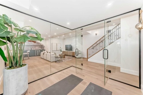 1612 49 Avenue Sw, Calgary, AB - Indoor Photo Showing Other Room
