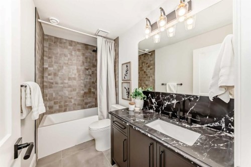 1612 49 Avenue Sw, Calgary, AB - Indoor Photo Showing Bathroom