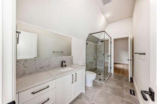 1612 49 Avenue Sw, Calgary, AB - Indoor Photo Showing Bathroom