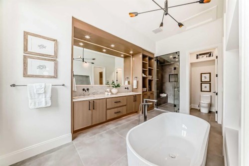1612 49 Avenue Sw, Calgary, AB - Indoor Photo Showing Bathroom