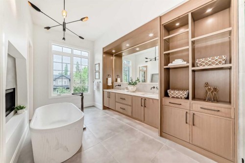 1612 49 Avenue Sw, Calgary, AB - Indoor Photo Showing Bathroom