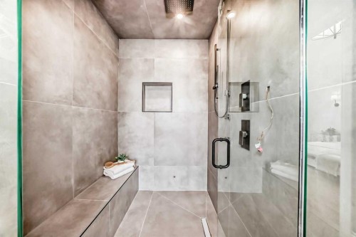 1612 49 Avenue Sw, Calgary, AB - Indoor Photo Showing Bathroom