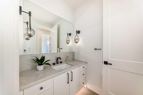 1612 49 Avenue Sw, Calgary, AB - Indoor Photo Showing Bathroom