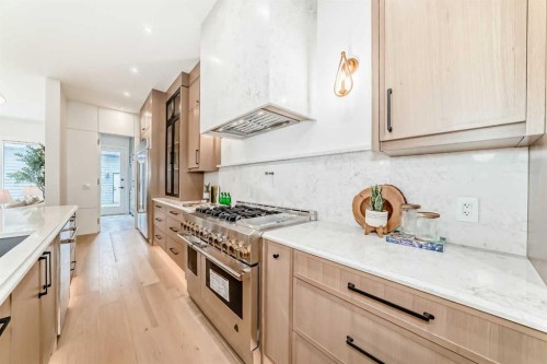 1612 49 Avenue Sw, Calgary, AB - Indoor Photo Showing Kitchen With Upgraded Kitchen