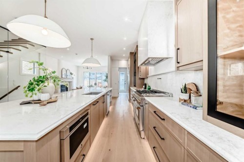 1612 49 Avenue Sw, Calgary, AB - Indoor Photo Showing Kitchen With Upgraded Kitchen