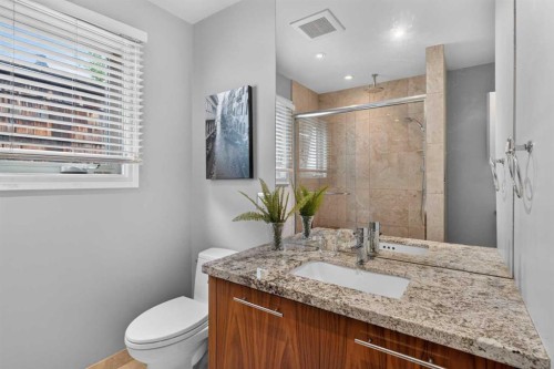 6-1726 8 Avenue Nw, Calgary, AB - Indoor Photo Showing Bathroom
