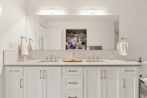25 Quarry Common Se, Calgary, AB - Indoor Photo Showing Bathroom
