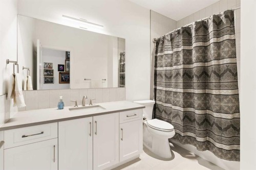 25 Quarry Common Se, Calgary, AB - Indoor Photo Showing Bathroom