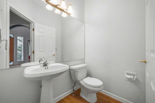 250 Diamond Drive Se, Calgary, AB - Indoor Photo Showing Bathroom