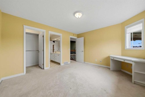 250 Diamond Drive Se, Calgary, AB - Indoor Photo Showing Other Room