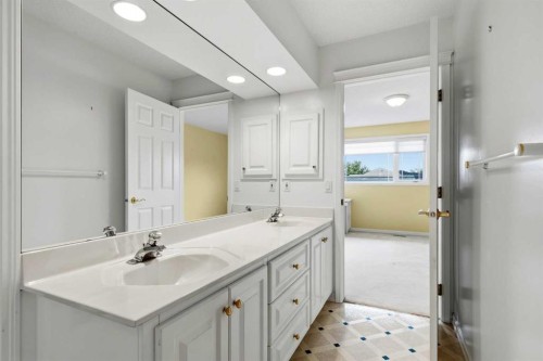 250 Diamond Drive Se, Calgary, AB - Indoor Photo Showing Bathroom