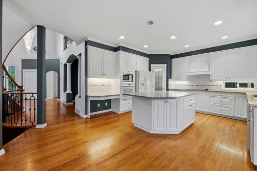 250 Diamond Drive Se, Calgary, AB - Indoor Photo Showing Kitchen With Upgraded Kitchen