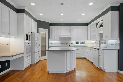 250 Diamond Drive Se, Calgary, AB - Indoor Photo Showing Kitchen With Upgraded Kitchen