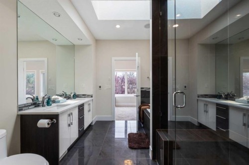 2020 37 Street Sw, Calgary, AB - Indoor Photo Showing Bathroom