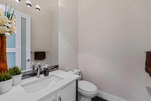 2020 37 Street Sw, Calgary, AB - Indoor Photo Showing Bathroom