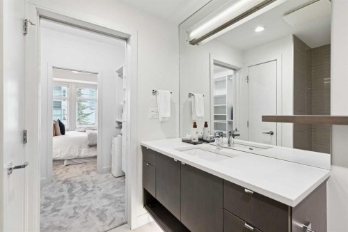 208-323 20 Avenue Sw, Calgary, AB - Indoor Photo Showing Bathroom