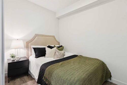 208-323 20 Avenue Sw, Calgary, AB - Indoor Photo Showing Bedroom
