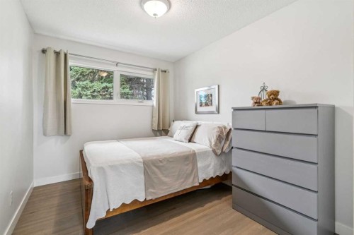 731 Archwood Road Se, Calgary, AB - Indoor Photo Showing Bedroom
