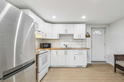 731 Archwood Road Se, Calgary, AB - Indoor Photo Showing Kitchen With Double Sink