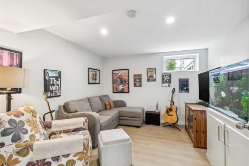 731 Archwood Road Se, Calgary, AB - Indoor Photo Showing Living Room
