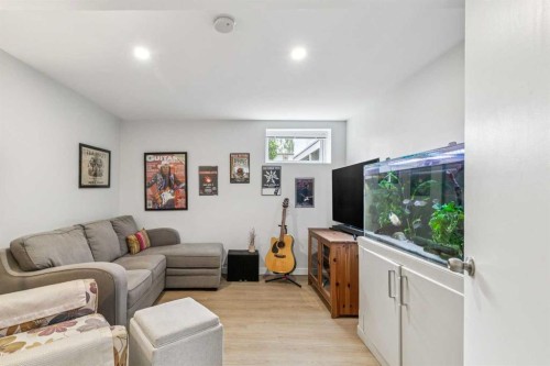 731 Archwood Road Se, Calgary, AB - Indoor Photo Showing Living Room