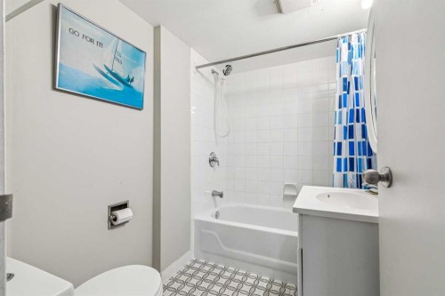 731 Archwood Road Se, Calgary, AB - Indoor Photo Showing Bathroom