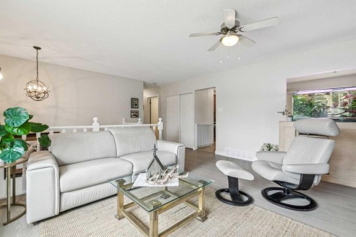 731 Archwood Road Se, Calgary, AB - Indoor Photo Showing Living Room