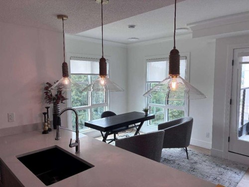 103-4270 Norford Avenue Nw, Calgary, AB - Indoor Photo Showing Kitchen