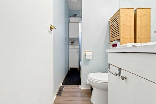 235 20 Avenue Ne, Calgary, AB - Indoor Photo Showing Bathroom
