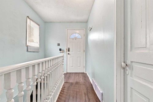 235 20 Avenue Ne, Calgary, AB - Indoor Photo Showing Other Room